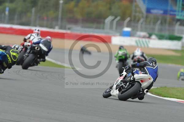 Motorcycle action photographs;Silverstone circuit;Silverstone photographs;Trackday digital images;event digital images;eventdigitalimages;no limits trackday;peter wileman photography;rockingham towcester northamptonshire;trackday;trackday photos