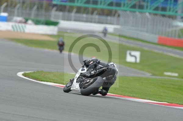 Motorcycle action photographs;Silverstone circuit;Silverstone photographs;Trackday digital images;event digital images;eventdigitalimages;no limits trackday;peter wileman photography;rockingham towcester northamptonshire;trackday;trackday photos