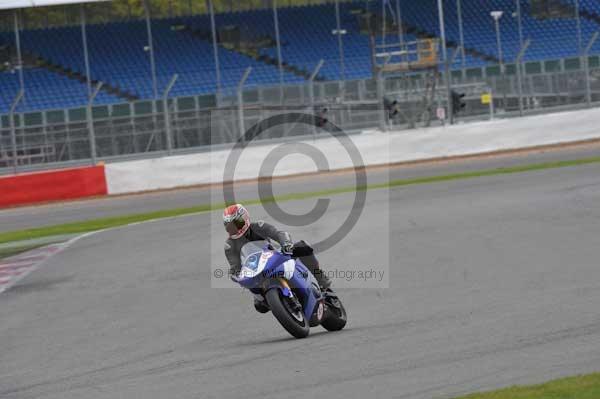 Motorcycle action photographs;Silverstone circuit;Silverstone photographs;Trackday digital images;event digital images;eventdigitalimages;no limits trackday;peter wileman photography;rockingham towcester northamptonshire;trackday;trackday photos