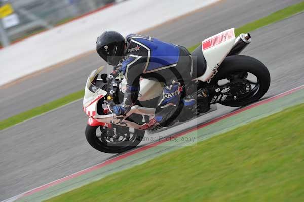 Motorcycle action photographs;Silverstone circuit;Silverstone photographs;Trackday digital images;event digital images;eventdigitalimages;no limits trackday;peter wileman photography;rockingham towcester northamptonshire;trackday;trackday photos
