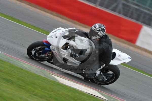 Motorcycle action photographs;Silverstone circuit;Silverstone photographs;Trackday digital images;event digital images;eventdigitalimages;no limits trackday;peter wileman photography;rockingham towcester northamptonshire;trackday;trackday photos