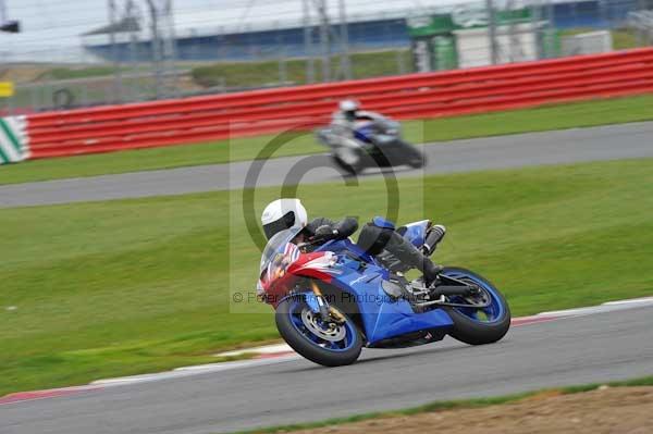 Motorcycle action photographs;Silverstone circuit;Silverstone photographs;Trackday digital images;event digital images;eventdigitalimages;no limits trackday;peter wileman photography;rockingham towcester northamptonshire;trackday;trackday photos
