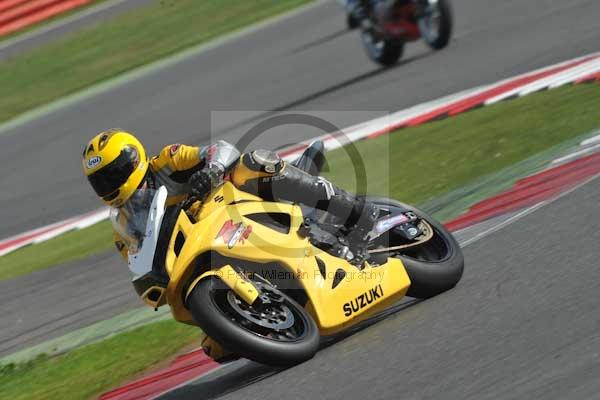 Motorcycle action photographs;Silverstone circuit;Silverstone photographs;Trackday digital images;event digital images;eventdigitalimages;no limits trackday;peter wileman photography;rockingham towcester northamptonshire;trackday;trackday photos