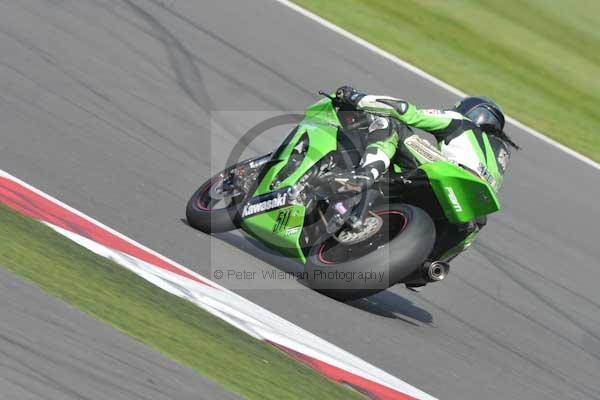 Motorcycle action photographs;Silverstone circuit;Silverstone photographs;Trackday digital images;event digital images;eventdigitalimages;no limits trackday;peter wileman photography;rockingham towcester northamptonshire;trackday;trackday photos