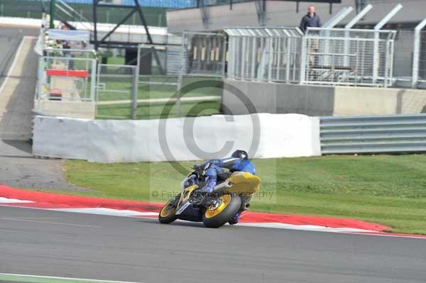 Motorcycle action photographs;Silverstone circuit;Silverstone photographs;Trackday digital images;event digital images;eventdigitalimages;no limits trackday;peter wileman photography;rockingham towcester northamptonshire;trackday;trackday photos