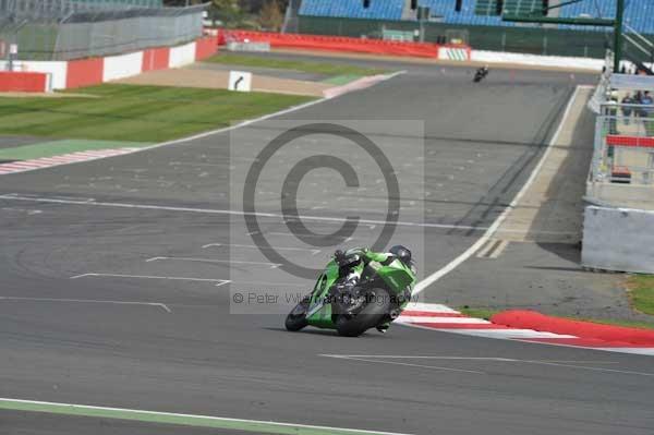 Motorcycle action photographs;Silverstone circuit;Silverstone photographs;Trackday digital images;event digital images;eventdigitalimages;no limits trackday;peter wileman photography;rockingham towcester northamptonshire;trackday;trackday photos
