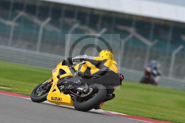 Motorcycle action photographs;Silverstone circuit;Silverstone photographs;Trackday digital images;event digital images;eventdigitalimages;no limits trackday;peter wileman photography;rockingham towcester northamptonshire;trackday;trackday photos