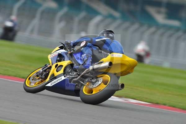 Motorcycle action photographs;Silverstone circuit;Silverstone photographs;Trackday digital images;event digital images;eventdigitalimages;no limits trackday;peter wileman photography;rockingham towcester northamptonshire;trackday;trackday photos