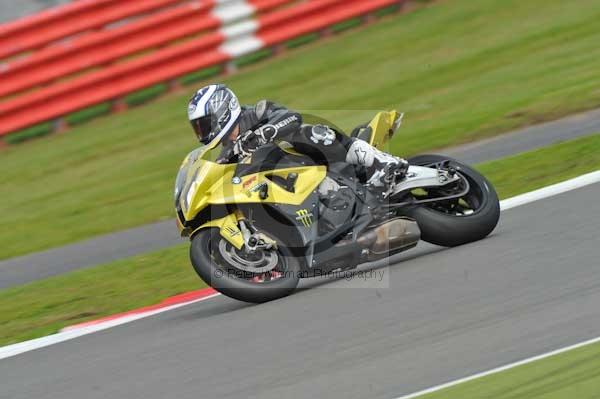 Motorcycle action photographs;Silverstone circuit;Silverstone photographs;Trackday digital images;event digital images;eventdigitalimages;no limits trackday;peter wileman photography;rockingham towcester northamptonshire;trackday;trackday photos