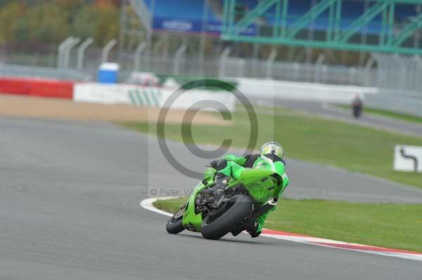 Motorcycle action photographs;Silverstone circuit;Silverstone photographs;Trackday digital images;event digital images;eventdigitalimages;no limits trackday;peter wileman photography;rockingham towcester northamptonshire;trackday;trackday photos