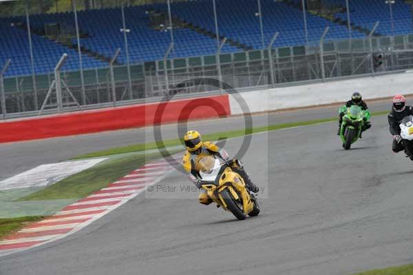 Motorcycle action photographs;Silverstone circuit;Silverstone photographs;Trackday digital images;event digital images;eventdigitalimages;no limits trackday;peter wileman photography;rockingham towcester northamptonshire;trackday;trackday photos
