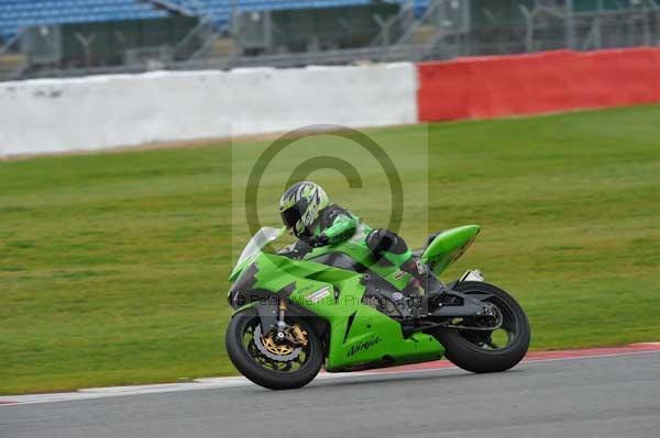Motorcycle action photographs;Silverstone circuit;Silverstone photographs;Trackday digital images;event digital images;eventdigitalimages;no limits trackday;peter wileman photography;rockingham towcester northamptonshire;trackday;trackday photos