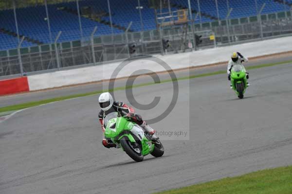 Motorcycle action photographs;Silverstone circuit;Silverstone photographs;Trackday digital images;event digital images;eventdigitalimages;no limits trackday;peter wileman photography;rockingham towcester northamptonshire;trackday;trackday photos