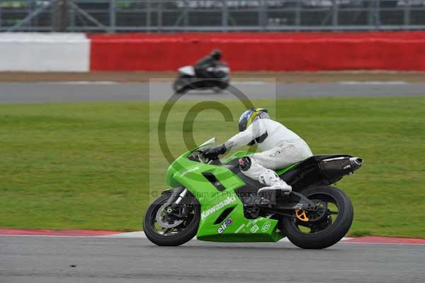 Motorcycle action photographs;Silverstone circuit;Silverstone photographs;Trackday digital images;event digital images;eventdigitalimages;no limits trackday;peter wileman photography;rockingham towcester northamptonshire;trackday;trackday photos