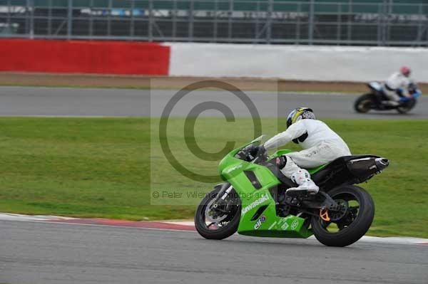 Motorcycle action photographs;Silverstone circuit;Silverstone photographs;Trackday digital images;event digital images;eventdigitalimages;no limits trackday;peter wileman photography;rockingham towcester northamptonshire;trackday;trackday photos