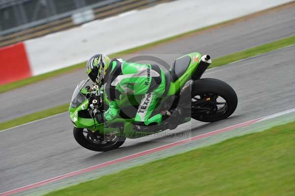 Motorcycle action photographs;Silverstone circuit;Silverstone photographs;Trackday digital images;event digital images;eventdigitalimages;no limits trackday;peter wileman photography;rockingham towcester northamptonshire;trackday;trackday photos