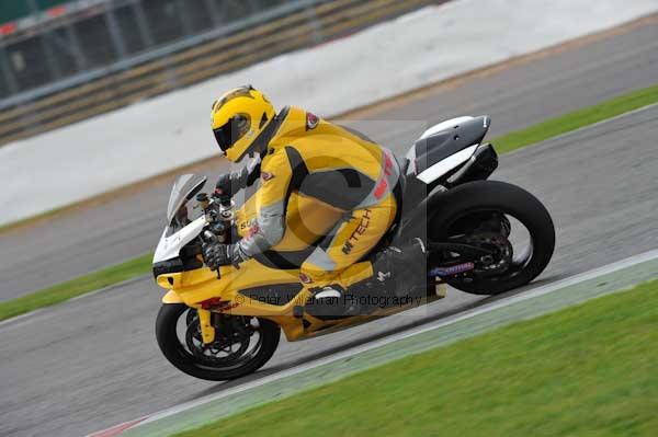 Motorcycle action photographs;Silverstone circuit;Silverstone photographs;Trackday digital images;event digital images;eventdigitalimages;no limits trackday;peter wileman photography;rockingham towcester northamptonshire;trackday;trackday photos