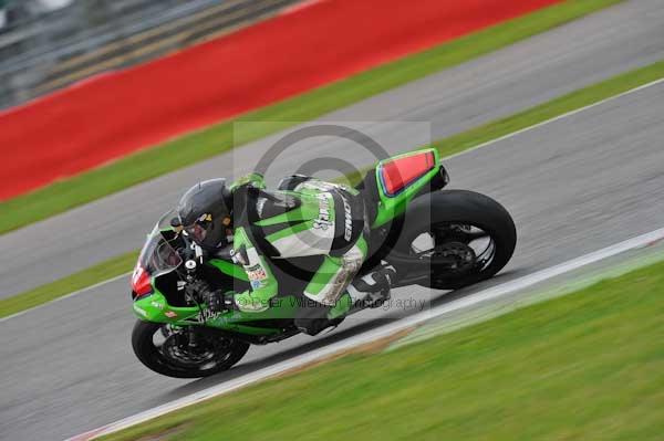 Motorcycle action photographs;Silverstone circuit;Silverstone photographs;Trackday digital images;event digital images;eventdigitalimages;no limits trackday;peter wileman photography;rockingham towcester northamptonshire;trackday;trackday photos