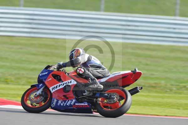 Motorcycle action photographs;Silverstone circuit;Silverstone photographs;Trackday digital images;event digital images;eventdigitalimages;no limits trackday;peter wileman photography;rockingham towcester northamptonshire;trackday;trackday photos
