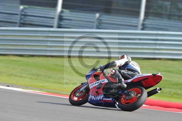 Motorcycle action photographs;Silverstone circuit;Silverstone photographs;Trackday digital images;event digital images;eventdigitalimages;no limits trackday;peter wileman photography;rockingham towcester northamptonshire;trackday;trackday photos