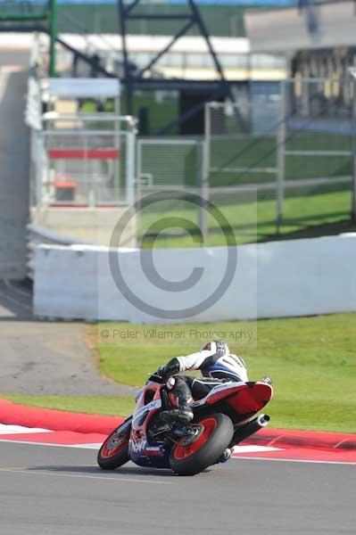 Motorcycle action photographs;Silverstone circuit;Silverstone photographs;Trackday digital images;event digital images;eventdigitalimages;no limits trackday;peter wileman photography;rockingham towcester northamptonshire;trackday;trackday photos
