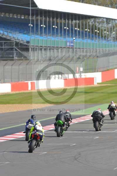 Motorcycle action photographs;Silverstone circuit;Silverstone photographs;Trackday digital images;event digital images;eventdigitalimages;no limits trackday;peter wileman photography;rockingham towcester northamptonshire;trackday;trackday photos