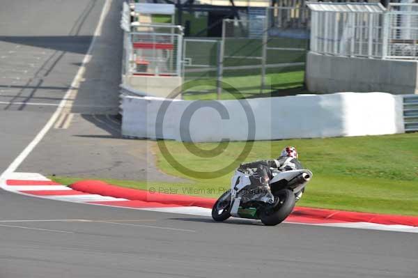 Motorcycle action photographs;Silverstone circuit;Silverstone photographs;Trackday digital images;event digital images;eventdigitalimages;no limits trackday;peter wileman photography;rockingham towcester northamptonshire;trackday;trackday photos