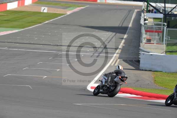 Motorcycle action photographs;Silverstone circuit;Silverstone photographs;Trackday digital images;event digital images;eventdigitalimages;no limits trackday;peter wileman photography;rockingham towcester northamptonshire;trackday;trackday photos
