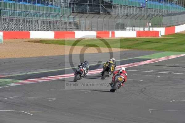 Motorcycle action photographs;Silverstone circuit;Silverstone photographs;Trackday digital images;event digital images;eventdigitalimages;no limits trackday;peter wileman photography;rockingham towcester northamptonshire;trackday;trackday photos