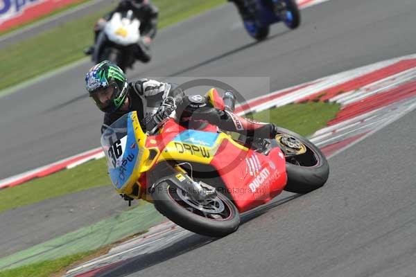 Motorcycle action photographs;Silverstone circuit;Silverstone photographs;Trackday digital images;event digital images;eventdigitalimages;no limits trackday;peter wileman photography;rockingham towcester northamptonshire;trackday;trackday photos