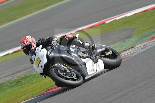 Motorcycle action photographs;Silverstone circuit;Silverstone photographs;Trackday digital images;event digital images;eventdigitalimages;no limits trackday;peter wileman photography;rockingham towcester northamptonshire;trackday;trackday photos