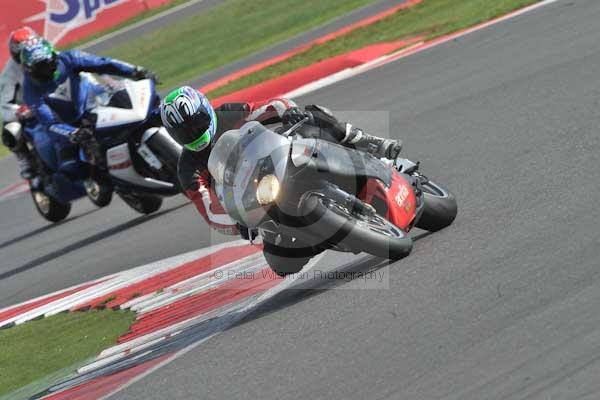 Motorcycle action photographs;Silverstone circuit;Silverstone photographs;Trackday digital images;event digital images;eventdigitalimages;no limits trackday;peter wileman photography;rockingham towcester northamptonshire;trackday;trackday photos