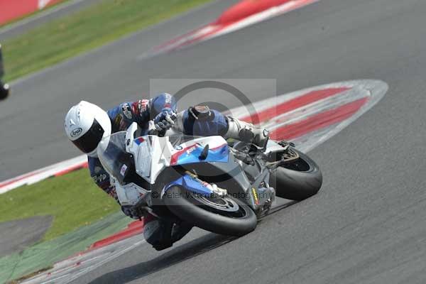 Motorcycle action photographs;Silverstone circuit;Silverstone photographs;Trackday digital images;event digital images;eventdigitalimages;no limits trackday;peter wileman photography;rockingham towcester northamptonshire;trackday;trackday photos