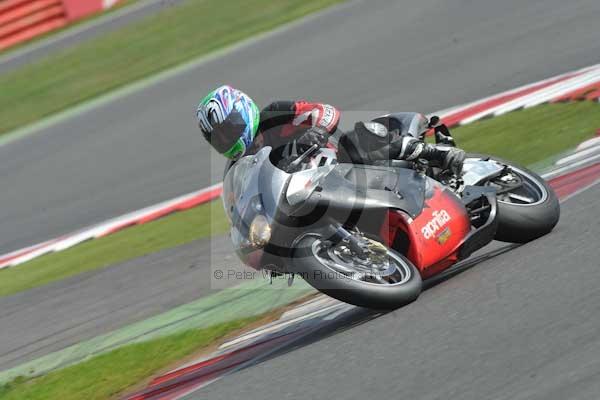 Motorcycle action photographs;Silverstone circuit;Silverstone photographs;Trackday digital images;event digital images;eventdigitalimages;no limits trackday;peter wileman photography;rockingham towcester northamptonshire;trackday;trackday photos