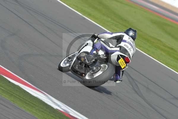 Motorcycle action photographs;Silverstone circuit;Silverstone photographs;Trackday digital images;event digital images;eventdigitalimages;no limits trackday;peter wileman photography;rockingham towcester northamptonshire;trackday;trackday photos