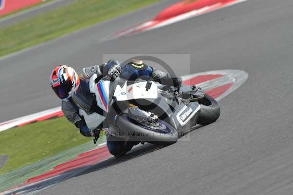 Motorcycle action photographs;Silverstone circuit;Silverstone photographs;Trackday digital images;event digital images;eventdigitalimages;no limits trackday;peter wileman photography;rockingham towcester northamptonshire;trackday;trackday photos