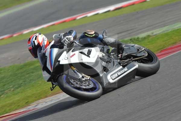 Motorcycle action photographs;Silverstone circuit;Silverstone photographs;Trackday digital images;event digital images;eventdigitalimages;no limits trackday;peter wileman photography;rockingham towcester northamptonshire;trackday;trackday photos
