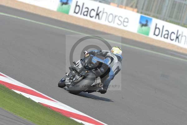 Motorcycle action photographs;Silverstone circuit;Silverstone photographs;Trackday digital images;event digital images;eventdigitalimages;no limits trackday;peter wileman photography;rockingham towcester northamptonshire;trackday;trackday photos