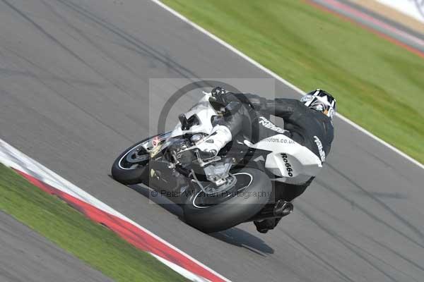 Motorcycle action photographs;Silverstone circuit;Silverstone photographs;Trackday digital images;event digital images;eventdigitalimages;no limits trackday;peter wileman photography;rockingham towcester northamptonshire;trackday;trackday photos