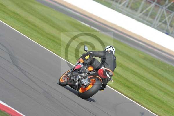 Motorcycle action photographs;Silverstone circuit;Silverstone photographs;Trackday digital images;event digital images;eventdigitalimages;no limits trackday;peter wileman photography;rockingham towcester northamptonshire;trackday;trackday photos