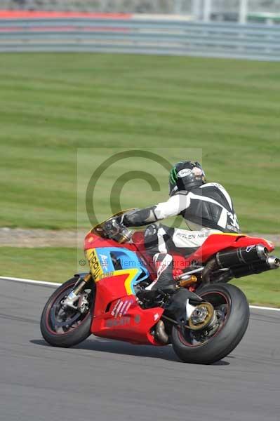Motorcycle action photographs;Silverstone circuit;Silverstone photographs;Trackday digital images;event digital images;eventdigitalimages;no limits trackday;peter wileman photography;rockingham towcester northamptonshire;trackday;trackday photos