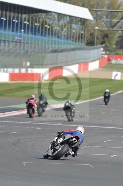 Motorcycle action photographs;Silverstone circuit;Silverstone photographs;Trackday digital images;event digital images;eventdigitalimages;no limits trackday;peter wileman photography;rockingham towcester northamptonshire;trackday;trackday photos