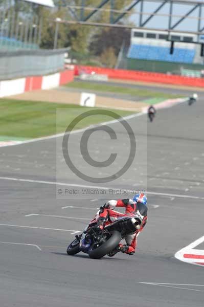 Motorcycle action photographs;Silverstone circuit;Silverstone photographs;Trackday digital images;event digital images;eventdigitalimages;no limits trackday;peter wileman photography;rockingham towcester northamptonshire;trackday;trackday photos