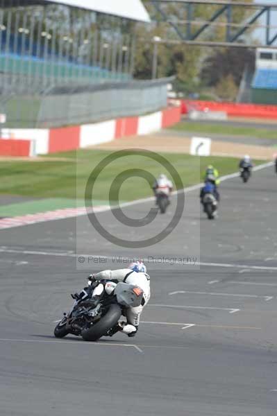 Motorcycle action photographs;Silverstone circuit;Silverstone photographs;Trackday digital images;event digital images;eventdigitalimages;no limits trackday;peter wileman photography;rockingham towcester northamptonshire;trackday;trackday photos