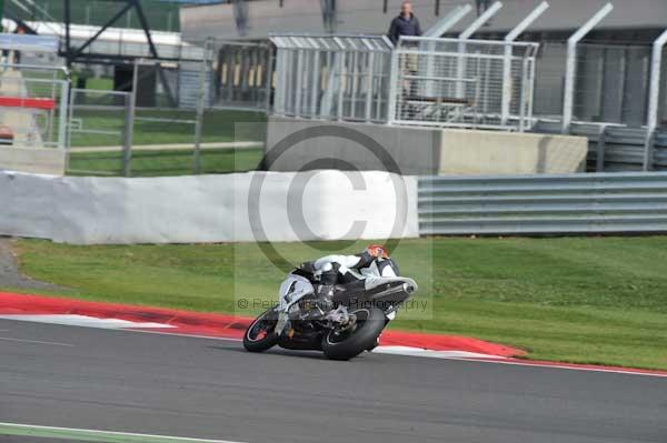Motorcycle action photographs;Silverstone circuit;Silverstone photographs;Trackday digital images;event digital images;eventdigitalimages;no limits trackday;peter wileman photography;rockingham towcester northamptonshire;trackday;trackday photos