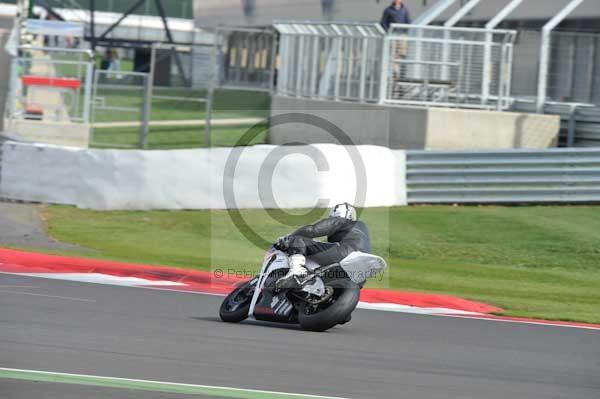Motorcycle action photographs;Silverstone circuit;Silverstone photographs;Trackday digital images;event digital images;eventdigitalimages;no limits trackday;peter wileman photography;rockingham towcester northamptonshire;trackday;trackday photos