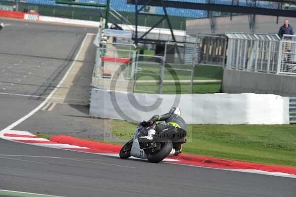 Motorcycle action photographs;Silverstone circuit;Silverstone photographs;Trackday digital images;event digital images;eventdigitalimages;no limits trackday;peter wileman photography;rockingham towcester northamptonshire;trackday;trackday photos