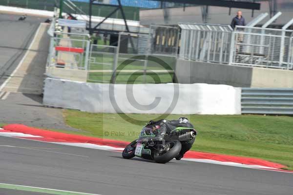 Motorcycle action photographs;Silverstone circuit;Silverstone photographs;Trackday digital images;event digital images;eventdigitalimages;no limits trackday;peter wileman photography;rockingham towcester northamptonshire;trackday;trackday photos