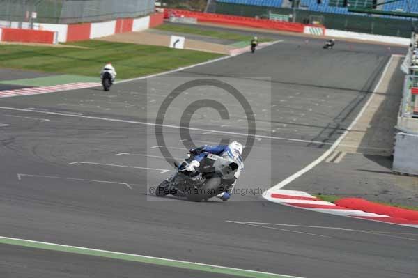 Motorcycle action photographs;Silverstone circuit;Silverstone photographs;Trackday digital images;event digital images;eventdigitalimages;no limits trackday;peter wileman photography;rockingham towcester northamptonshire;trackday;trackday photos