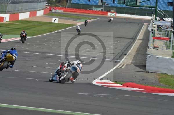 Motorcycle action photographs;Silverstone circuit;Silverstone photographs;Trackday digital images;event digital images;eventdigitalimages;no limits trackday;peter wileman photography;rockingham towcester northamptonshire;trackday;trackday photos